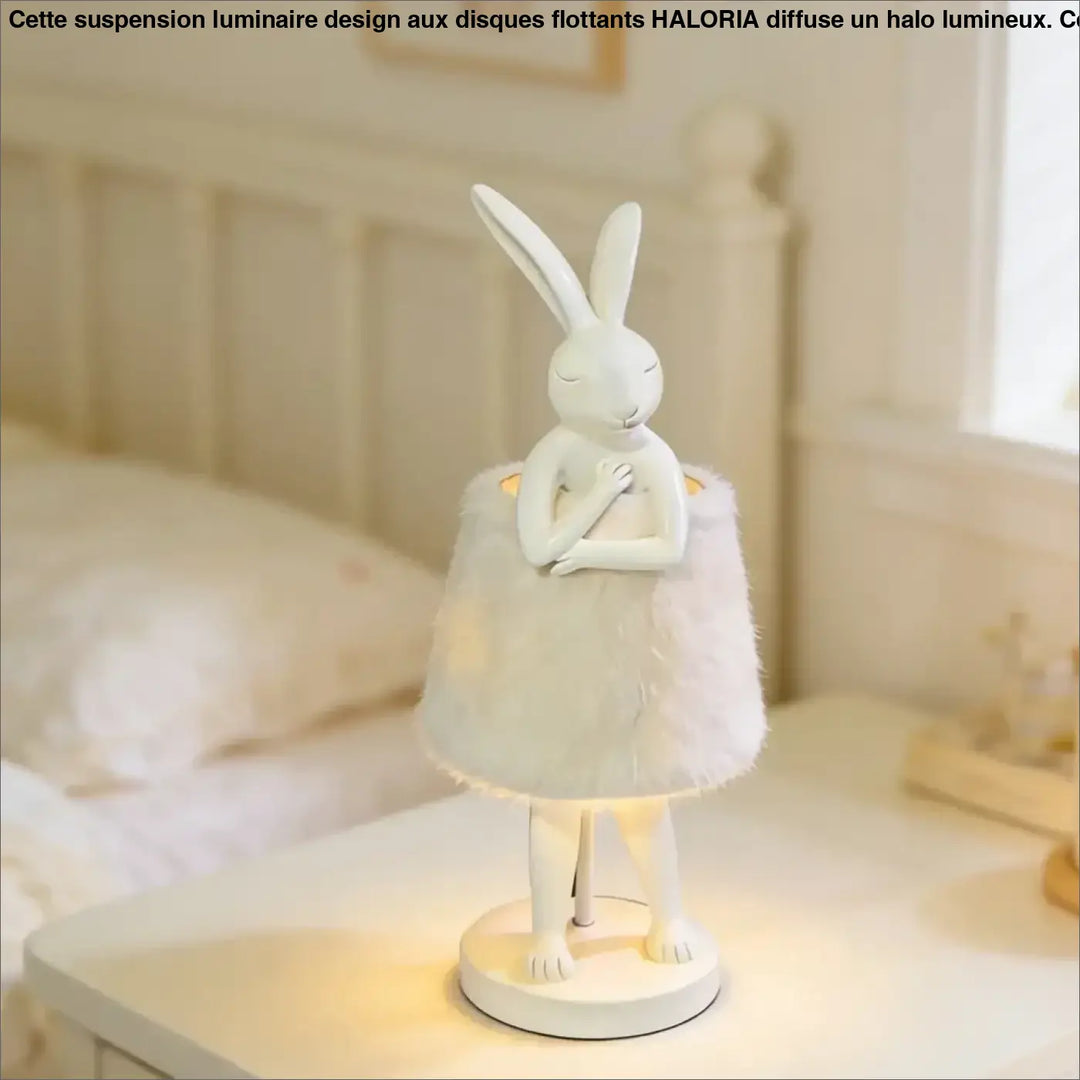 Lampe de table bunnya en céramique blanche avec jupe en fourrure blanche, un objet décoratif et table décorative élégant