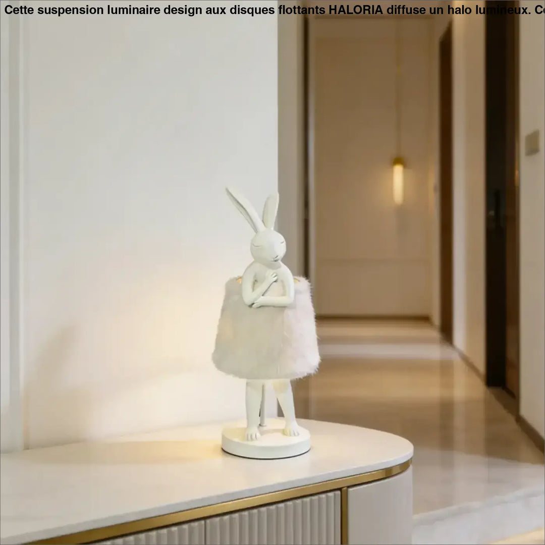 Lampe de table bunnya en céramique blanche avec jupe texturée fluffy sur base circulaire idéale comme table décorative plus qu’un simple objet décoratif