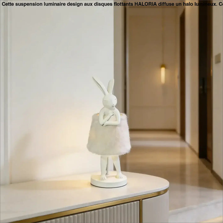 Lampe de table bunnya en céramique blanche avec jupe texturée fluffy sur base circulaire idéale comme table décorative plus qu’un simple objet décoratif