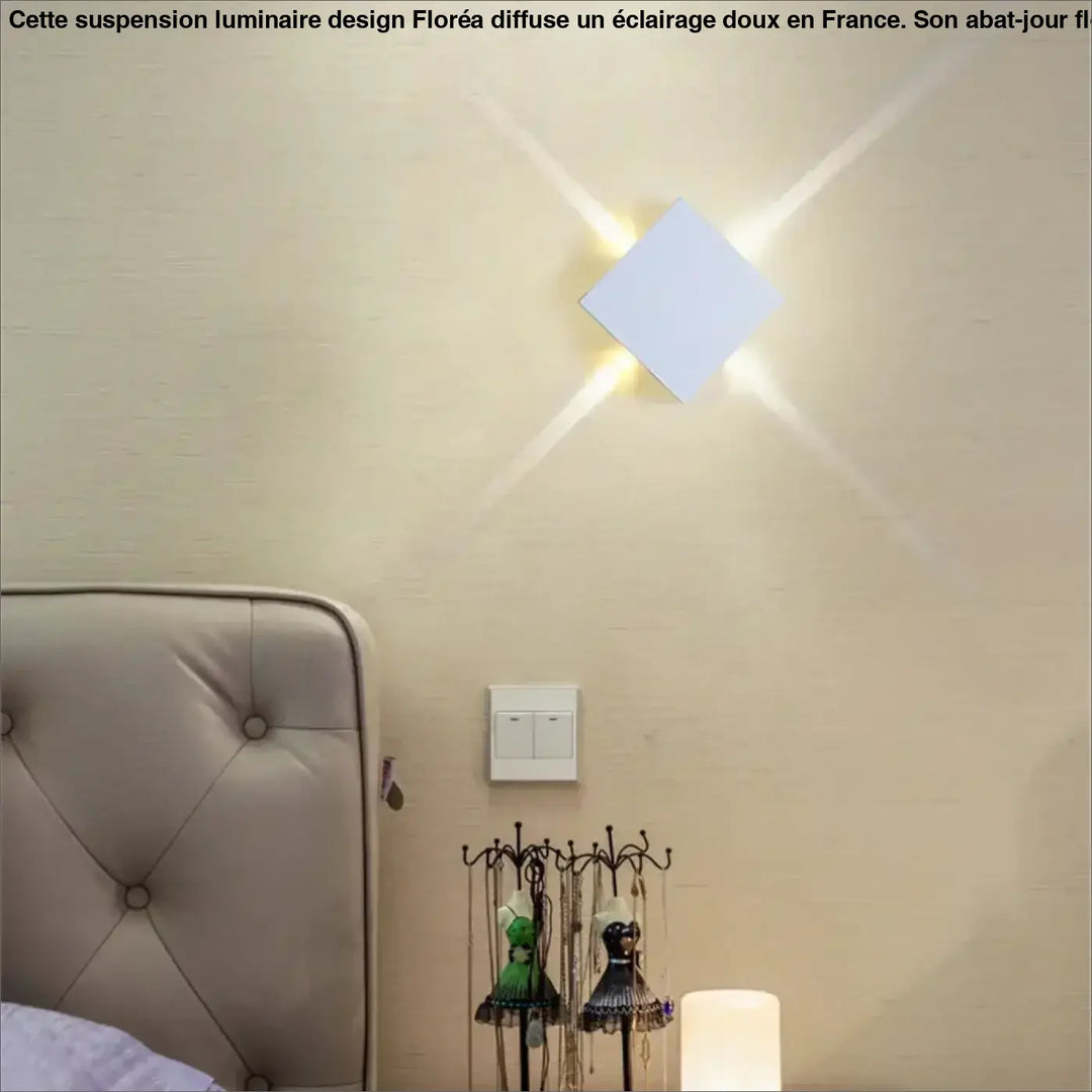 Applique murale contemporaine carrée blanche avec quatre faisceaux lumineux rayonnants xelio