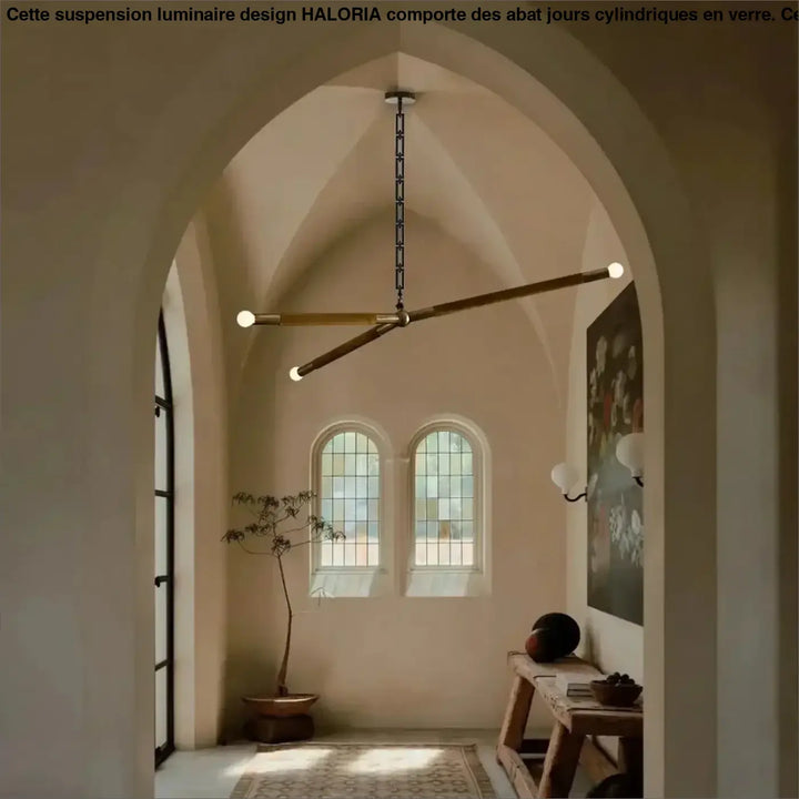 Suspension luminaire pika avec design asymétrique en laiton et globes lumineux blancs suspendus par chaîne noire
