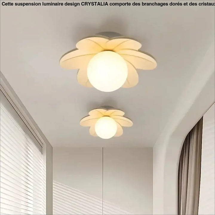 Plafonnier floral moderne cream coloré hirana avec diffuseur sphérique en verre blanc et design en pétales superposés
