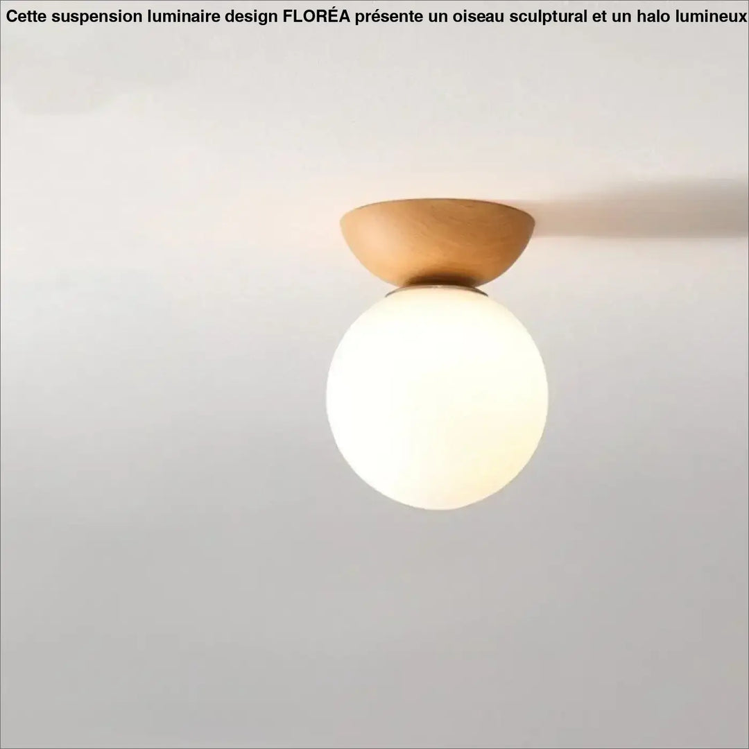 Luminaire plafonnier oakO avec base en bois chaud et globe lumineux en verre dépoli pour un plafonnier design épuré