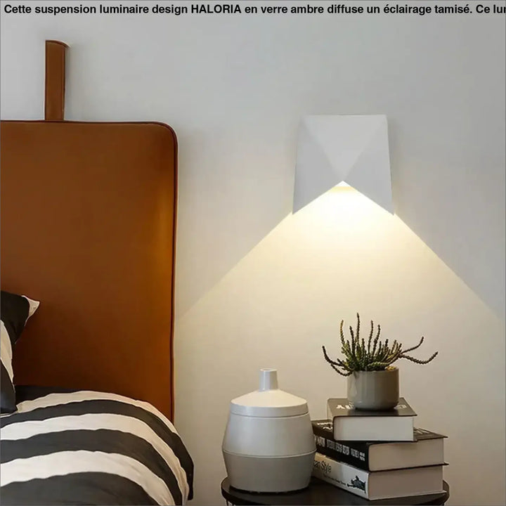 Applique murale moderne blanche en forme géométrique origami diffusant une lumière chaude et angulaire