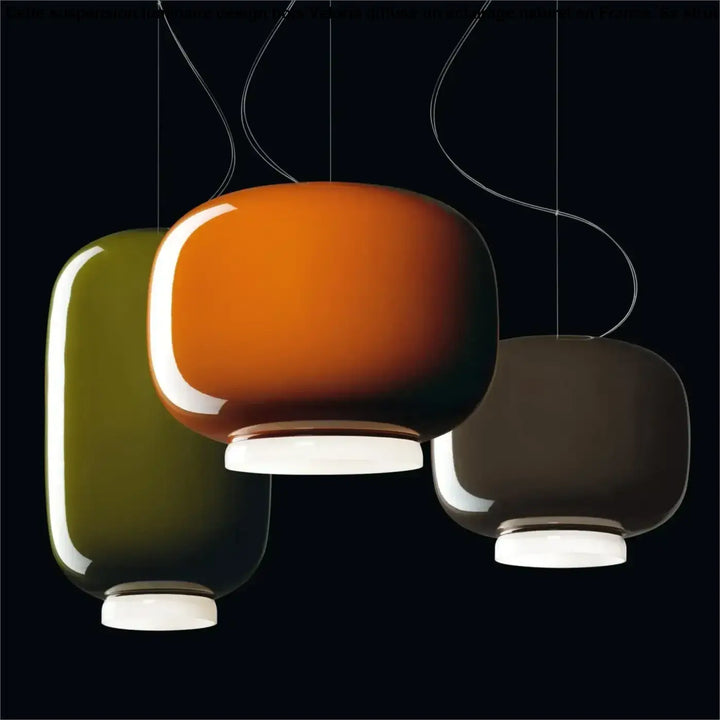 Suspension luminaire design bois effet vagues élégant avec trois abat-jours en verre lisse olive, orange et brun