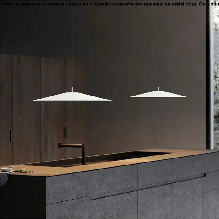 Deux suspensions luminaires blanches minimalistes au design géométrique suspendues au-dessus d’un îlot de cuisine moderne