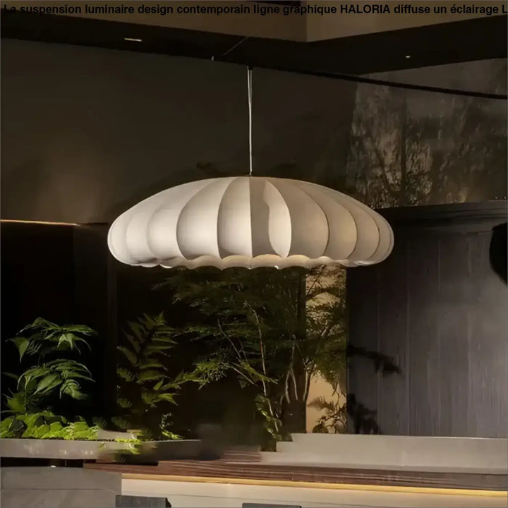 Suspension luminaire design contemporain en blanc avec abat-jour plissé diffusant une lumière douce signé haloria