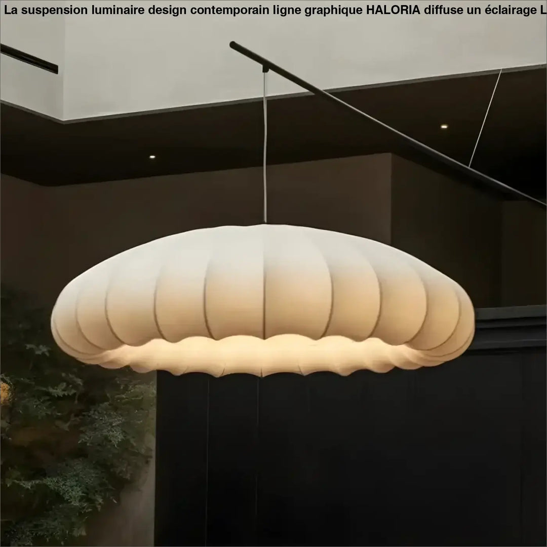Suspension luminaire design contemporain ligne graphique haloria en textile crème plissé avec éclairage doux et minimaliste