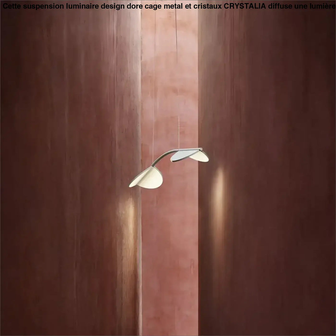 Suspension luminaire design dore avec deux abat-jours incurvés blancs en forme de pétale suspendus sur fond en bois chaleureux
