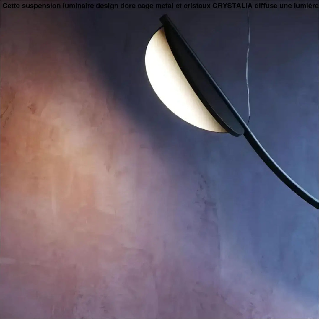 Suspension luminaire design dore en métal noir avec abat-jour en verre dépoli semi-circulaire moderne