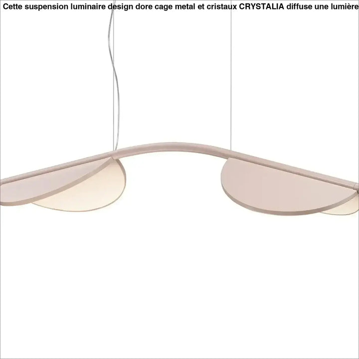Suspension luminaire design dore avec abat-jour minimaliste rose poudré en forme de feuilles courbées en métal et cristaux
