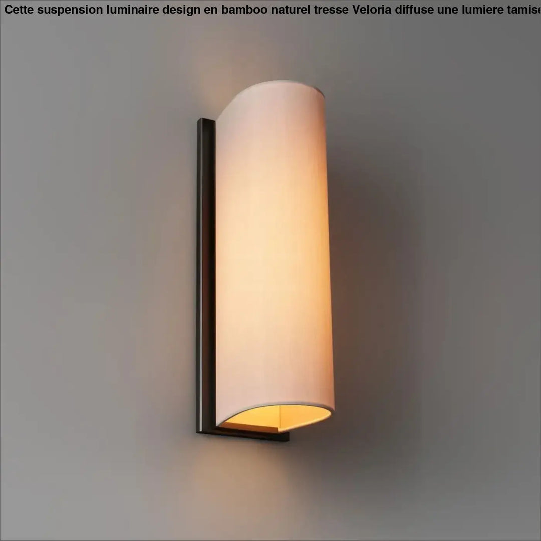 Applique murale cylindrique chaleureuse avec abat-jour tissu blanc mat et cadre métal sombre design luminaire suspension bambou naturel tresse veloria