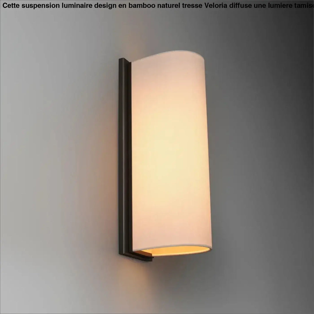 Apllication murale cylindrique chaude avec diffuseur en verre dépoli et structure en métal foncé dans un luminaire design suspension luminaire design bamboo naturel tresse veloria