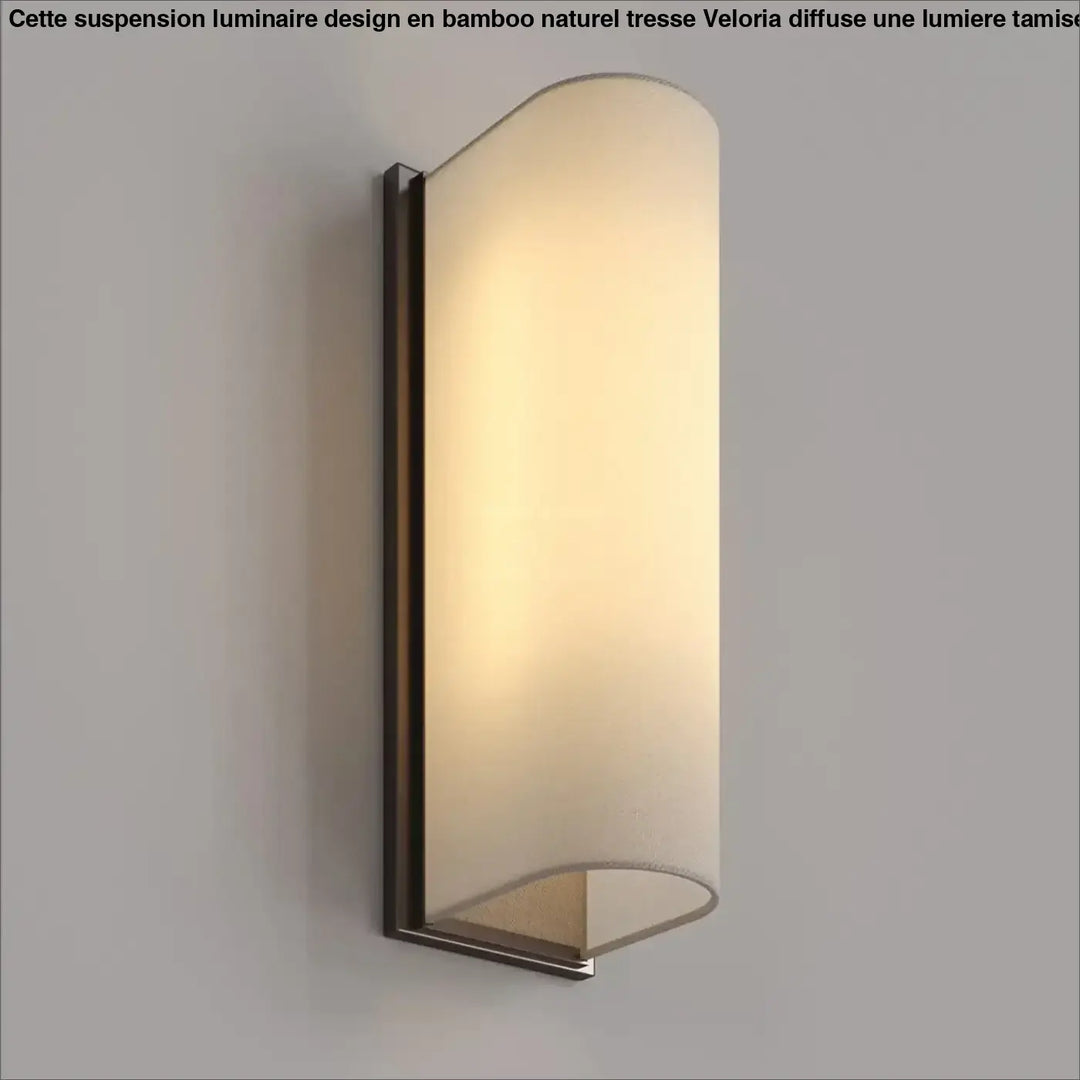 Luminaire design suspension avec abat-jour en verre dépoli courbé et cadre métal brossé en bamboo naturel tressé veloria