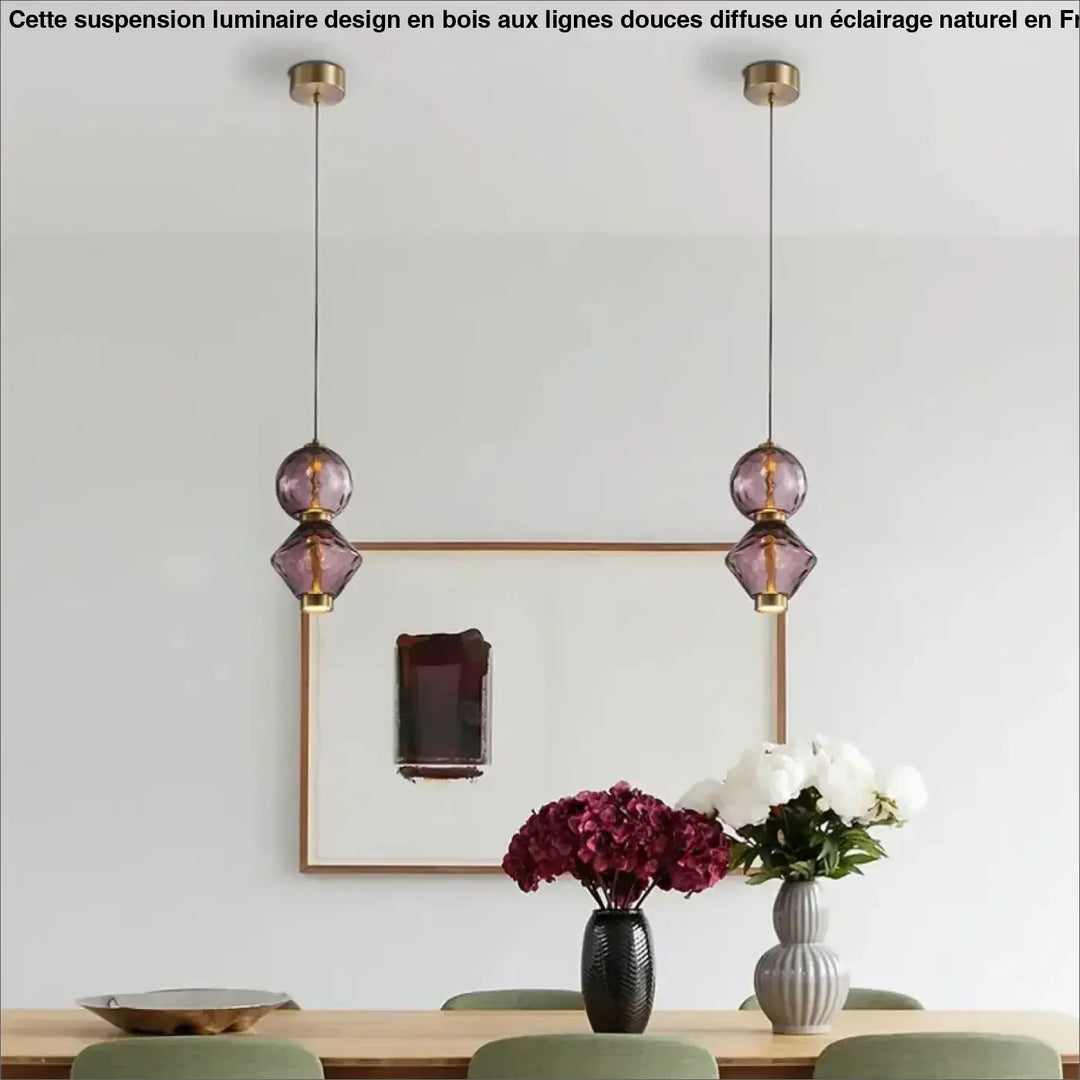 Deux suspensions luminaire slira avec globes en verre soufflé violet facetté et accents en métal doré élégant