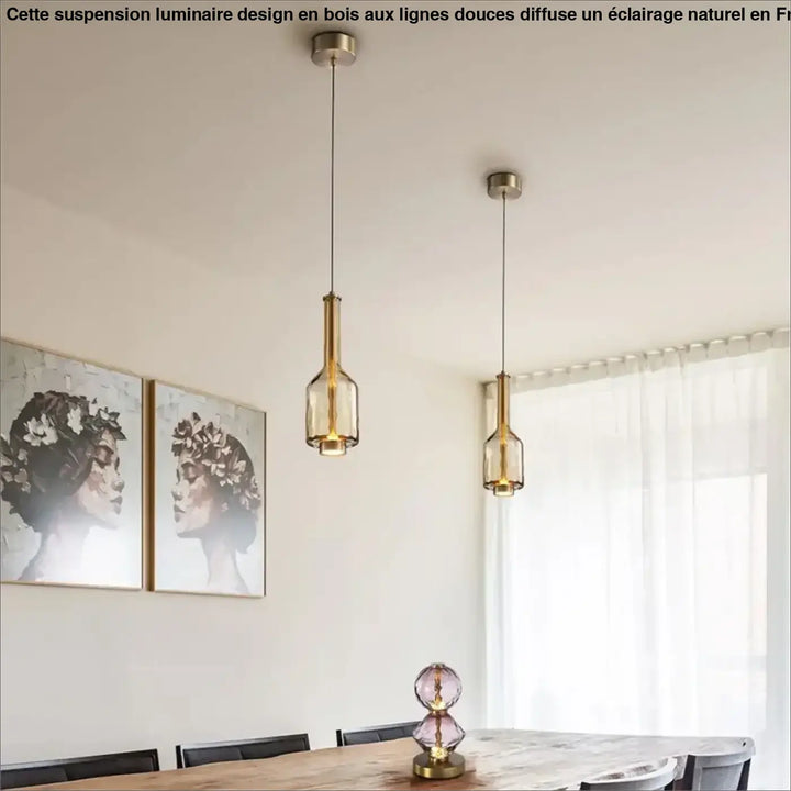 Suspension luminaire slira avec deux luminaires suspendus en métal doré et verre soufflé clair en forme de bouteille