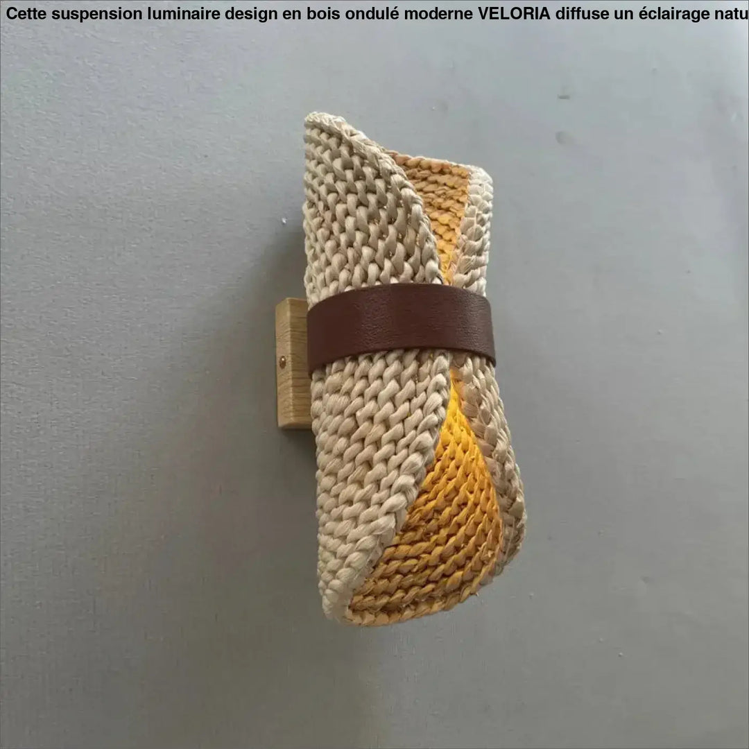 Beige et jaune moutarde chapeau en paille tressée avec sangle en cuir marron pour suspension luminaire design bois ondule moderne veloria