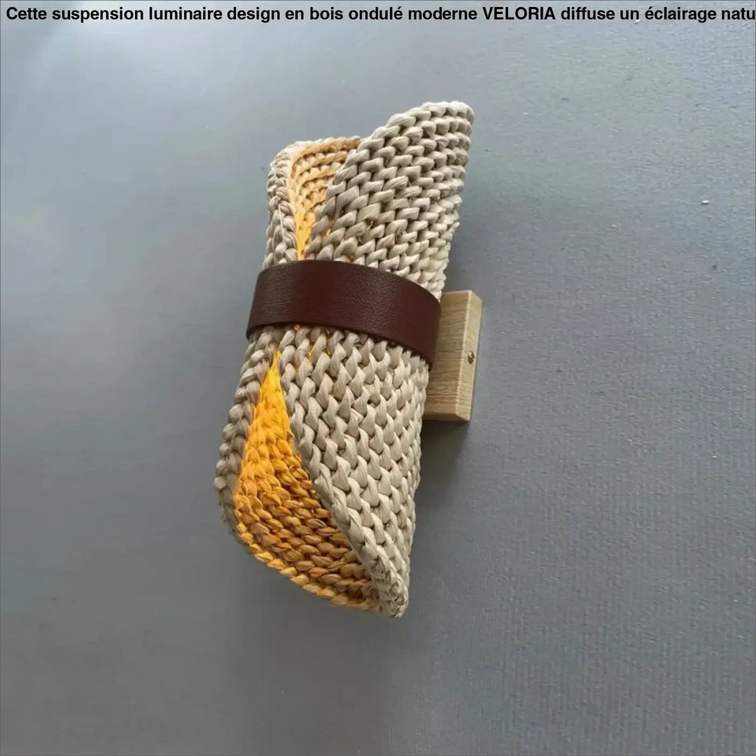 Beige et jaune sac en paille tissé avec une bandoulière en cuir marron pour luminaire design bois ondule moderne veloria