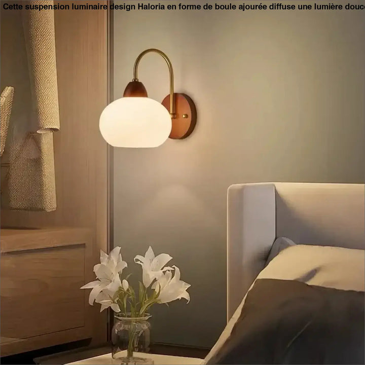Applique murale arkena finition dorée avec globe en verre dépoli pour un style murale rétro chic élégant