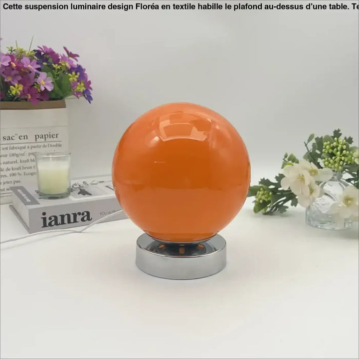Lampe de chevet lange avec lumière douce orange sphérique à finition brillante sur base chrome pour éclairage chaleureux