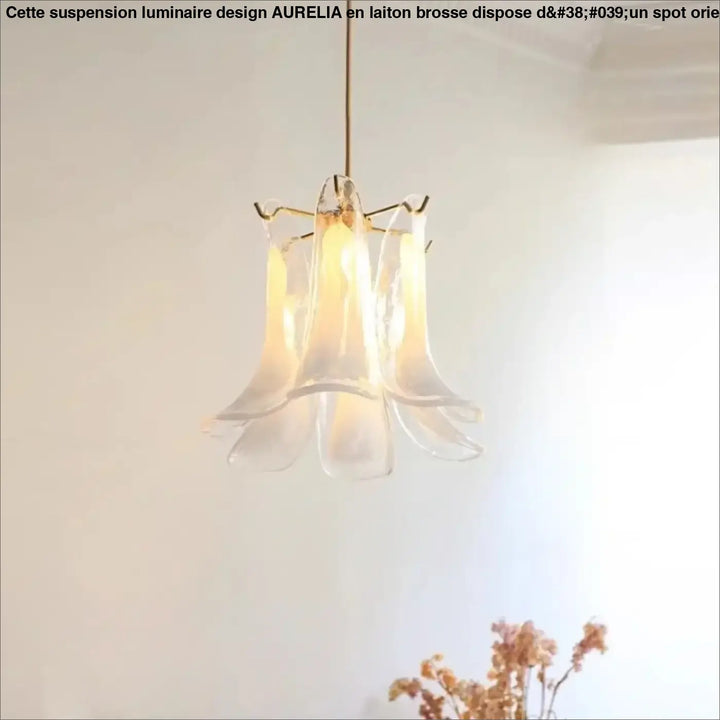 Suspension luminaire nymo en verre soufflé avec élégance intemporelle et design en pétales dorés translucides