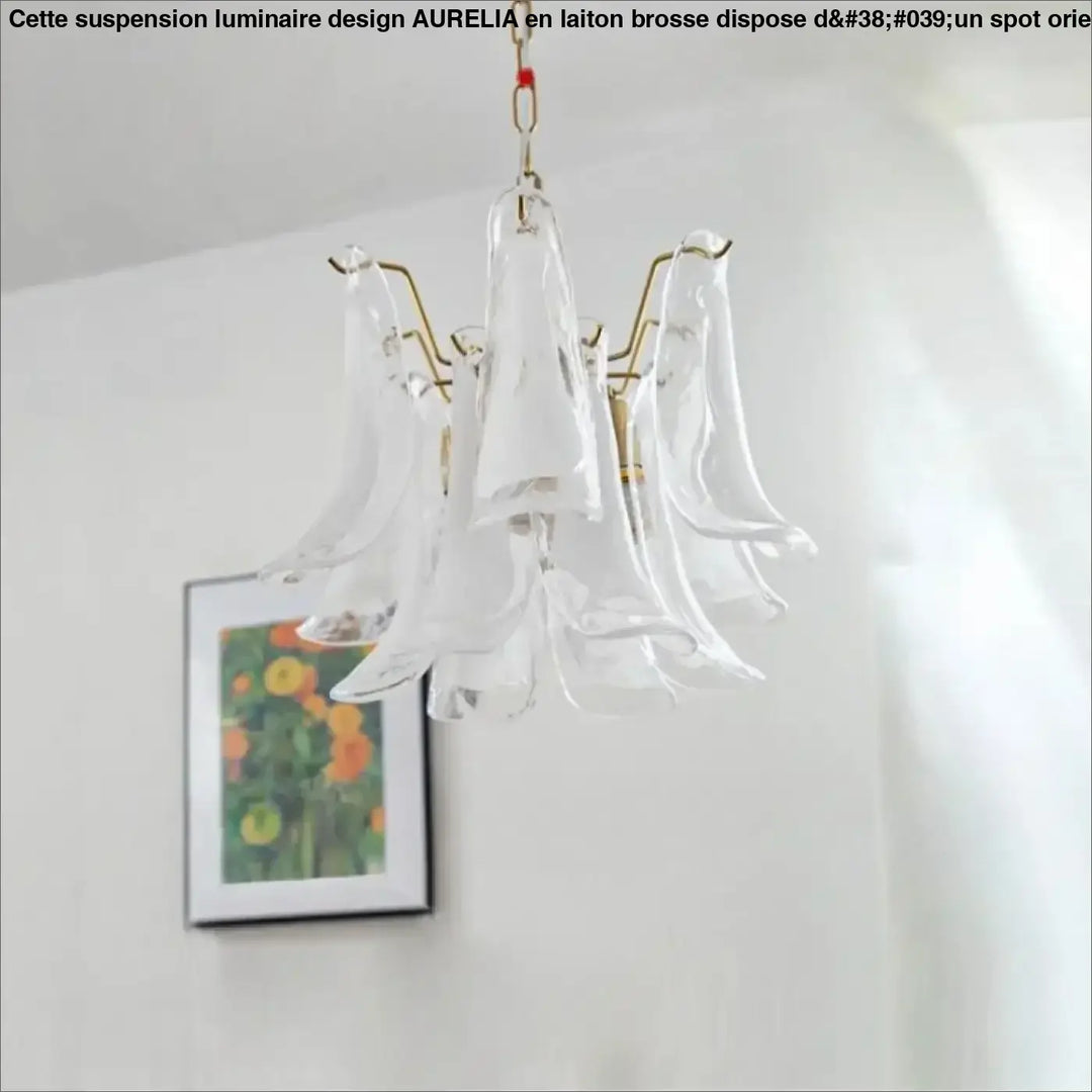 Suspension luminaire nymo en verre soufflé avec bras métalliques dorés et abat-jour délicats pour une élégance intemporelle