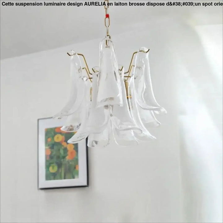 Suspension luminaire nymo en verre soufflé avec bras métalliques dorés et abat-jour délicats pour une élégance intemporelle