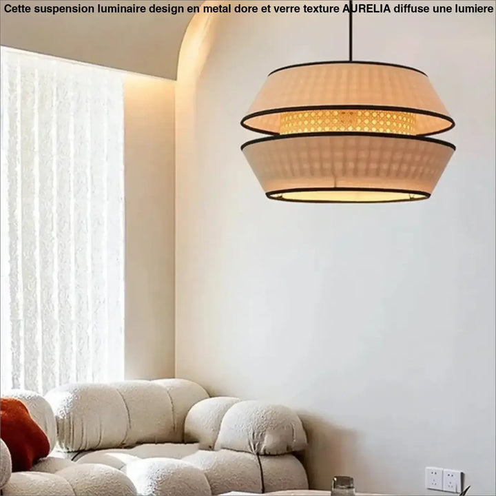 Suspension luminaire ambra en rotin naturel beige avec abat-jour circulaire superposé et bord noir qui contribue à créer une ambiance chaleureuse