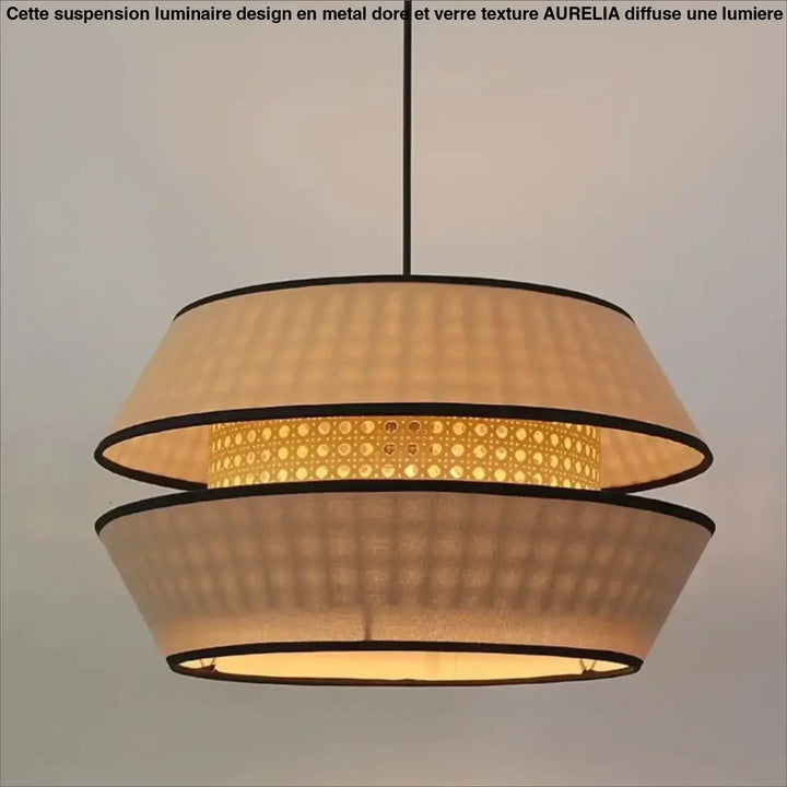 Suspension luminaire ambra en rotin naturel beige avec double abat jour noir et anneau central à motif cannage