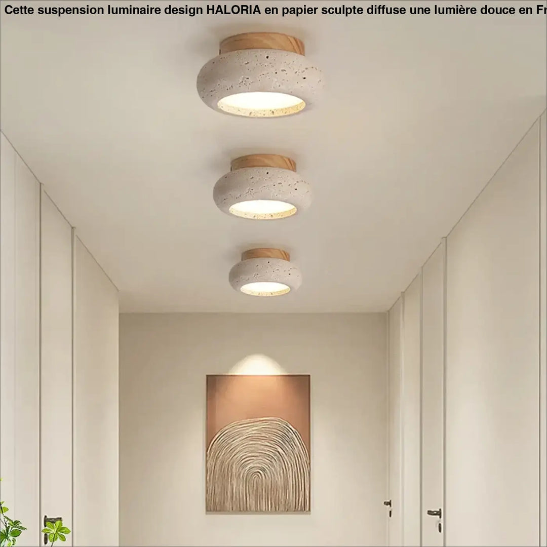 Trois luminaires suspendus en béton moucheté avec accents en bois clair dans un design luminaire design haloria