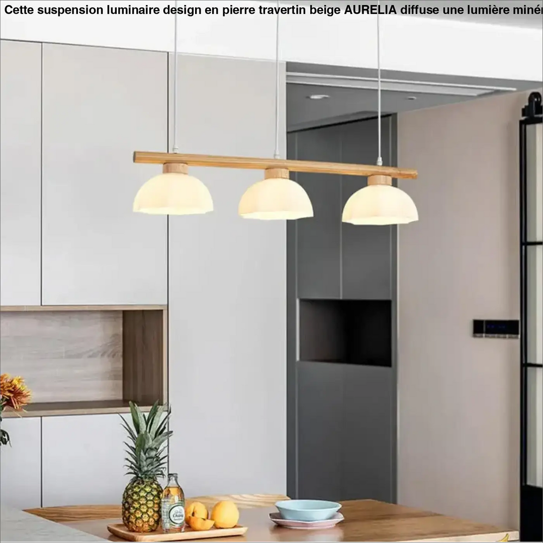 Suspension luminaire design en pierre travertin beige avec barre en bois naturel et trois abat-jours en verre blanc crème