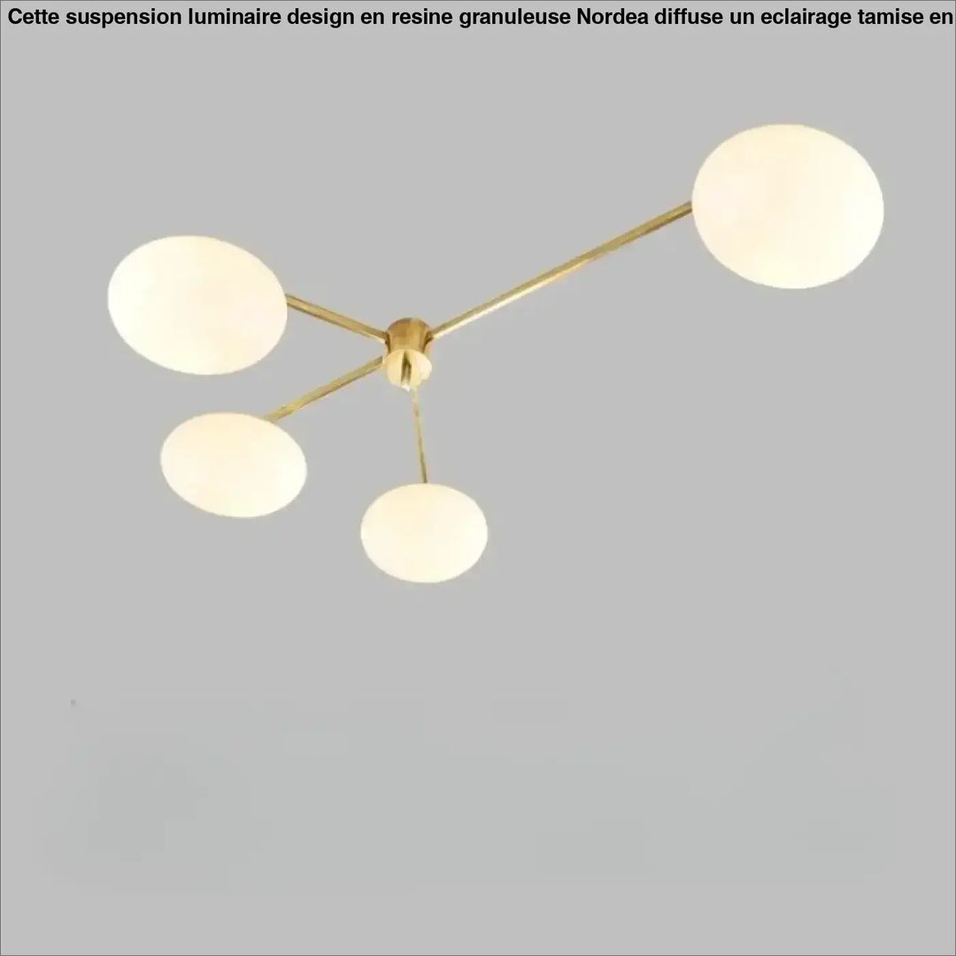 Plafonnier moderne xilys en laiton avec quatre globes en verre blanc et bras graphiques élégants