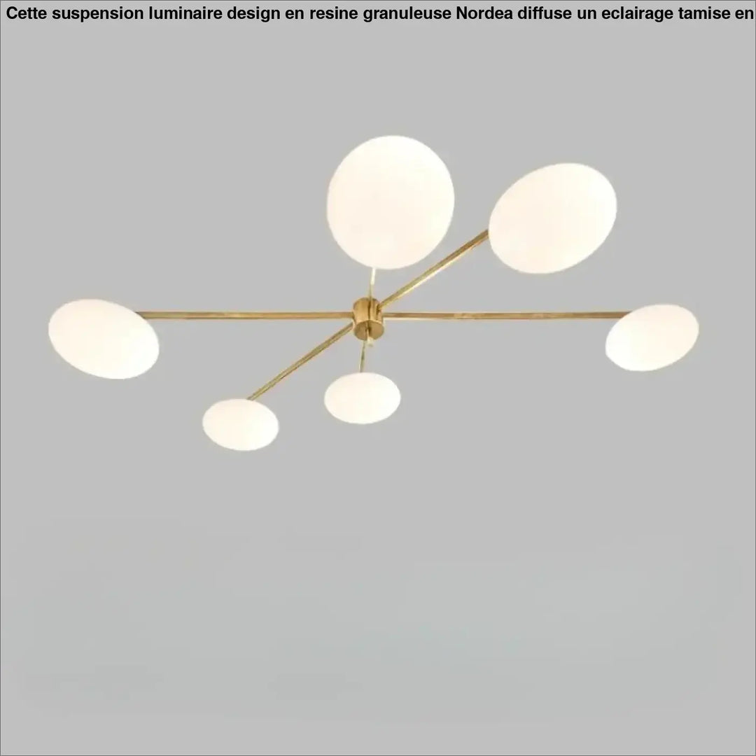 Plafonnier moderne xilys en laiton avec six globes en verre blanc et bras graphiques élégants