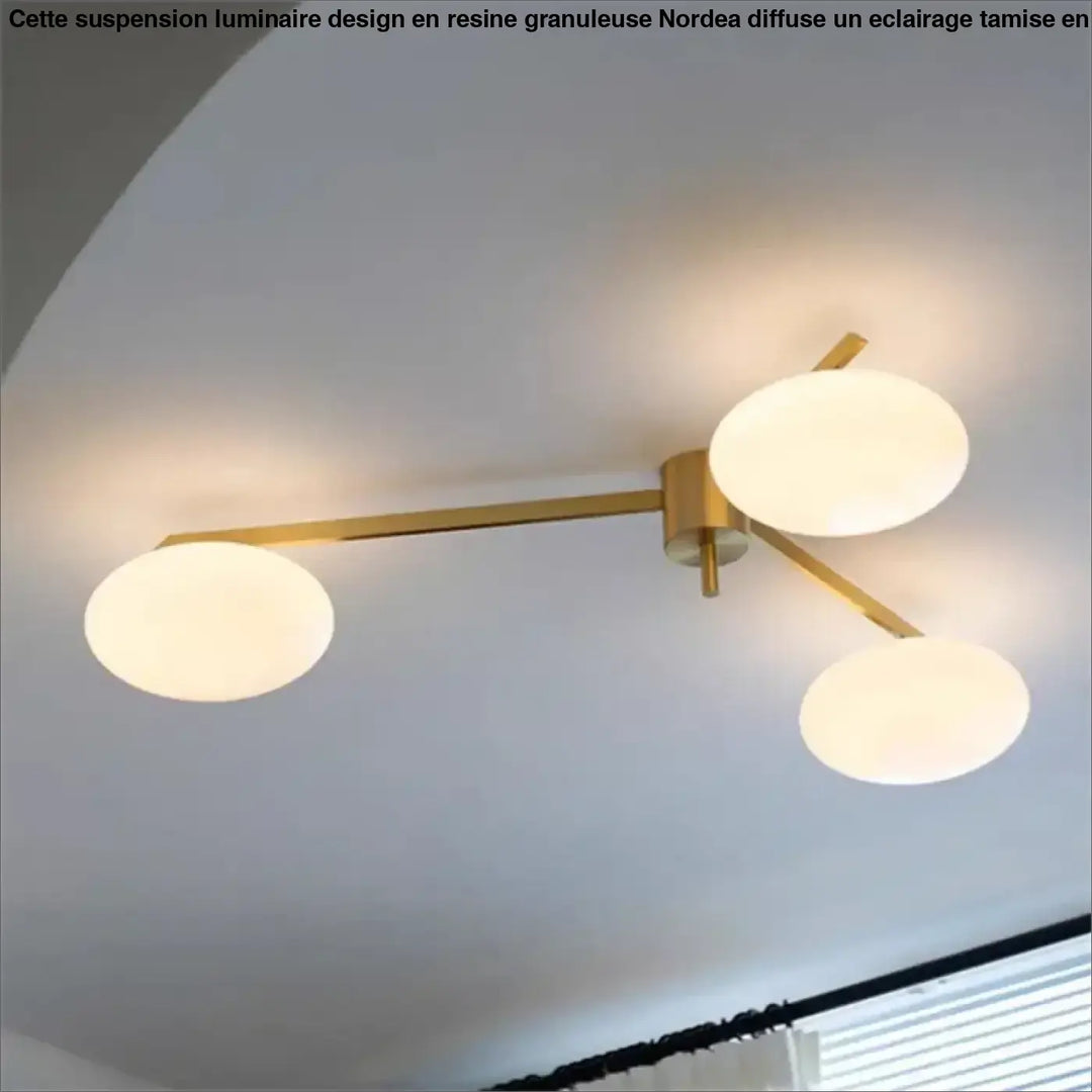 Plafonnier moderne xILYS en métal doré avec trois abat-jours en verre blanc ovales et bras graphiques élégants