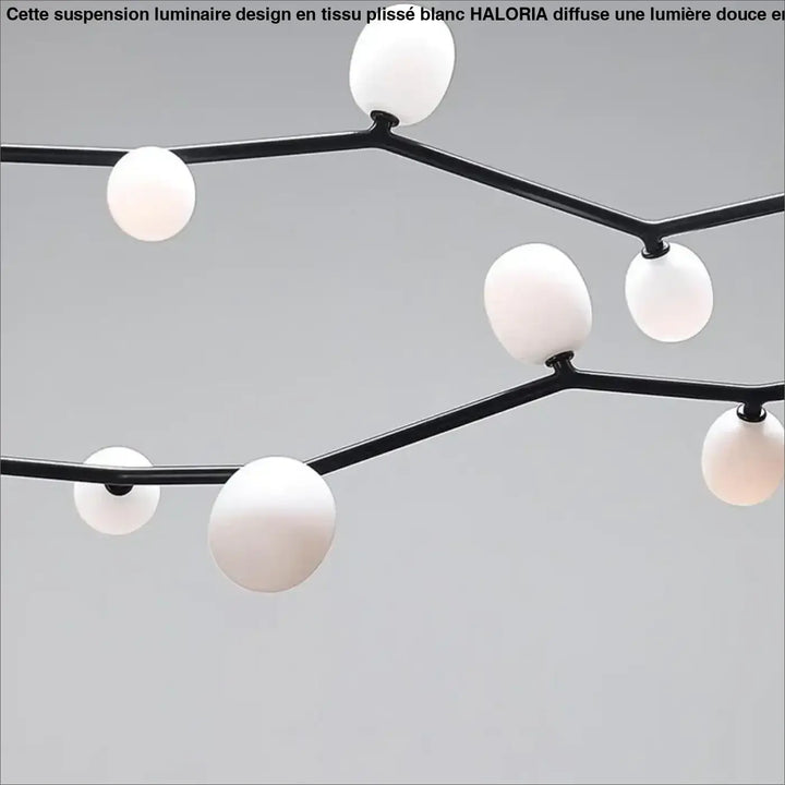 Suspension luminaire design en tissu plisse blanc avec chandelier metal noir moderne et globes en verre blanc mat