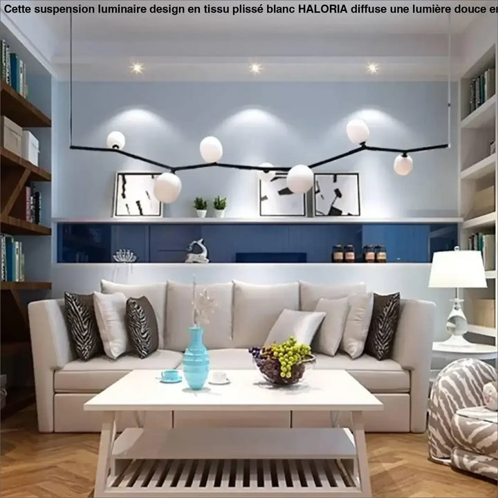 Un vase en céramique turquoise moderne à col fin et corps arrondi posé sur une table associe au luminaire design tissu plissé blanc suspension haloria