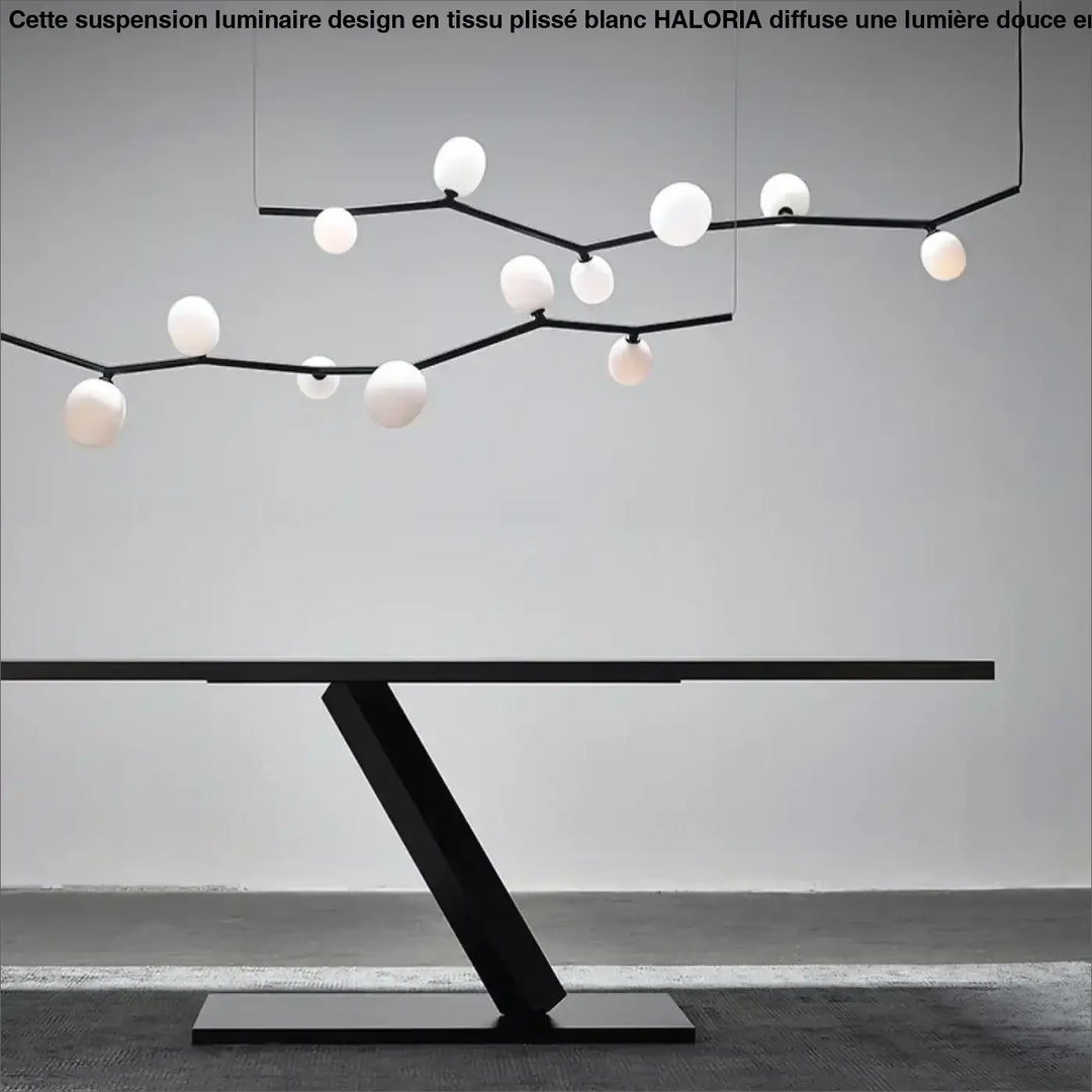 Suspension luminaire design en tissu plisse blanc avec chandelier noir et globes en verre blanc sphériques en forme d arbre