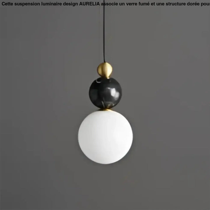 Suspension luminaire eluna avec design sphérique noir et blanc et accents en laiton pour un luminaire design élégant