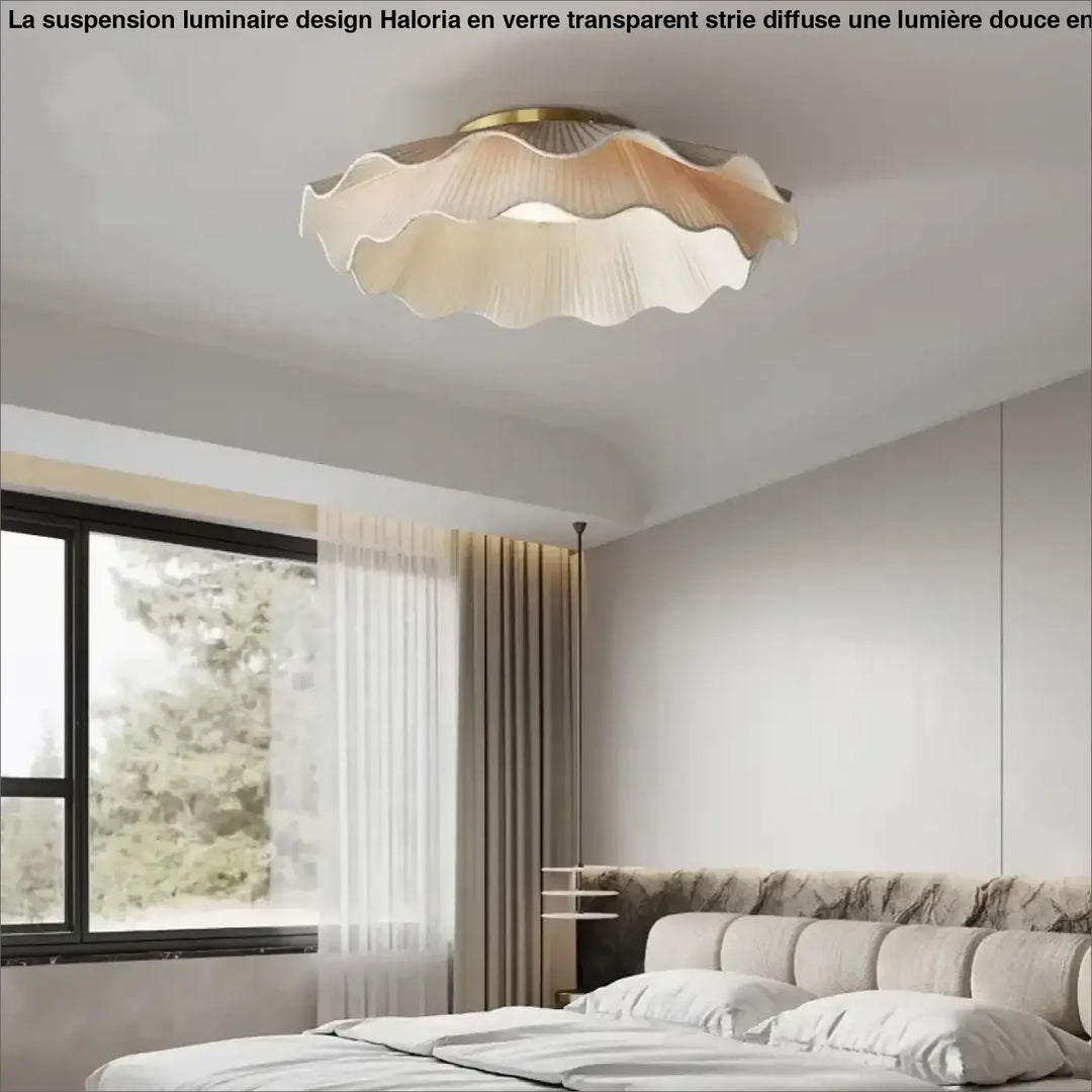 Luminaire plafonnier contemporaine en tissu plissé beige avec bordure métal doré offrant une lumière enveloppante