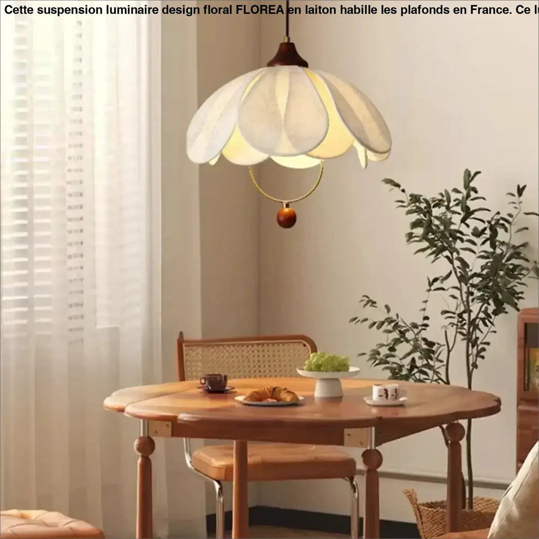 Suspension luminaire élégante perak en papier blanc avec détails dorés et bois suspendue au-dessus de la table à manger