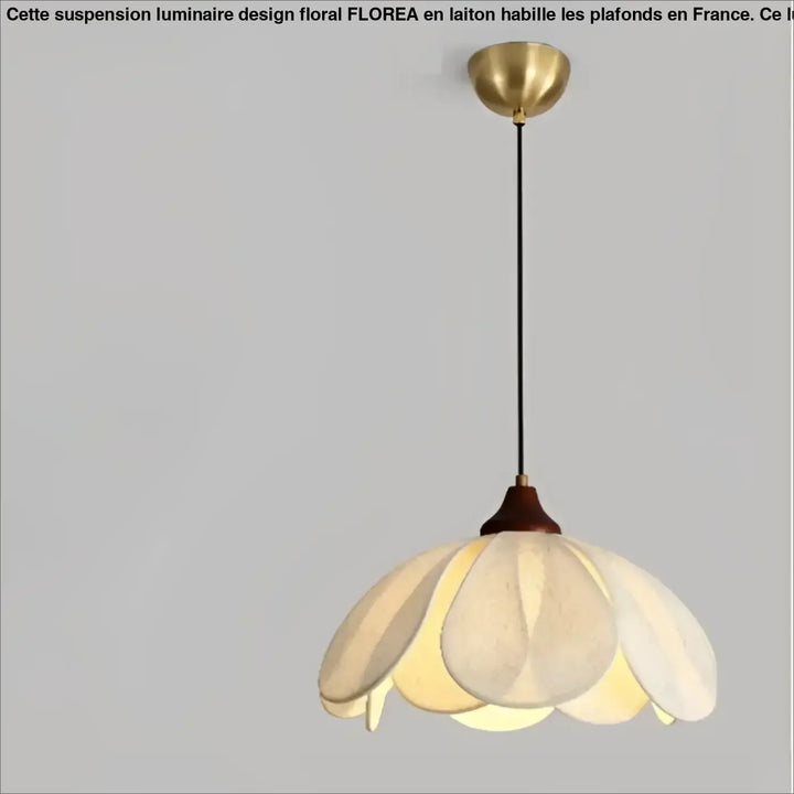 Suspension luminaire perak avec fleur en papier crème, détails dorés en laiton et accent bois foncé élégante