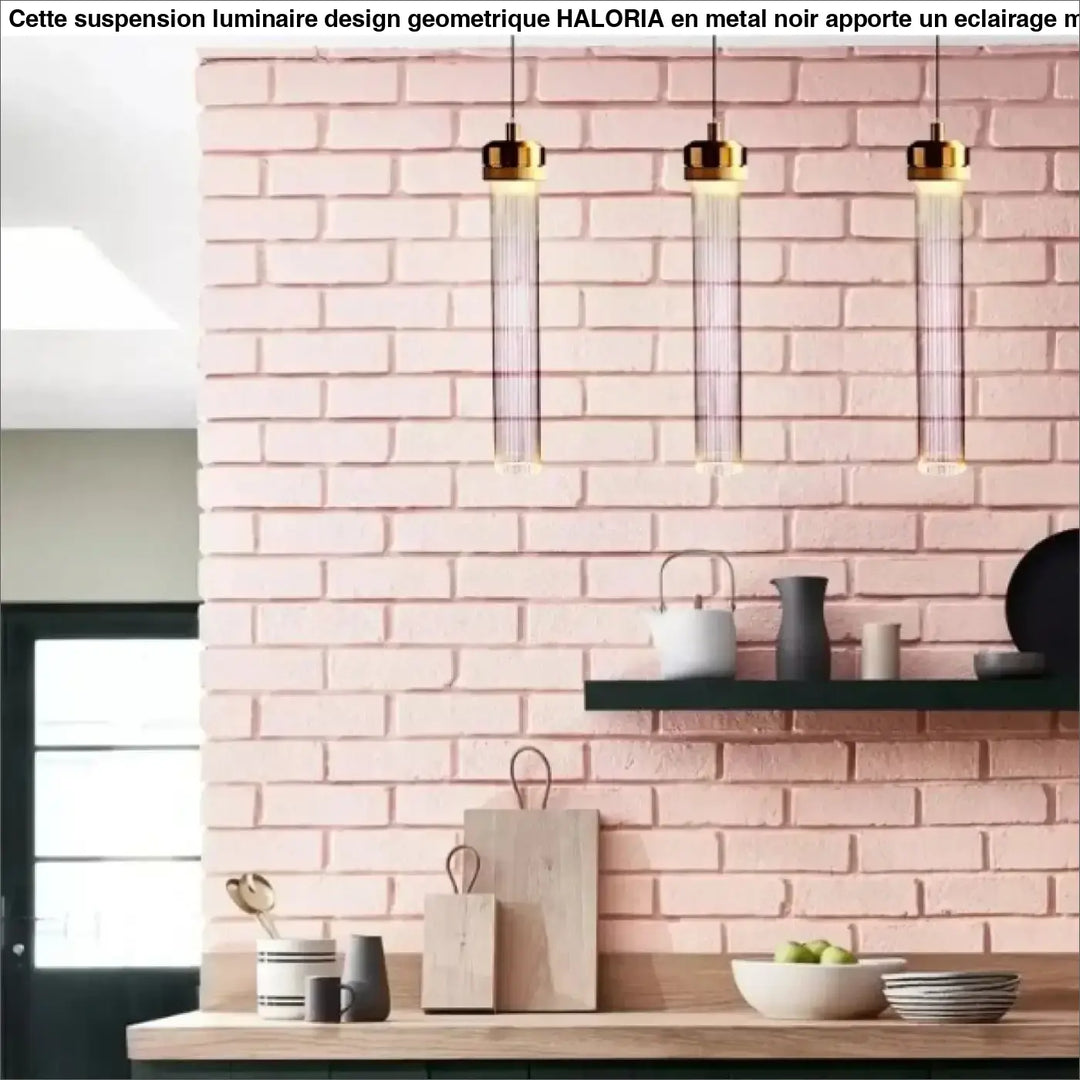 Trois suspension luminaires vibris élégants finition or avec tubes en verre verticaux suspendus au-dessus du comptoir