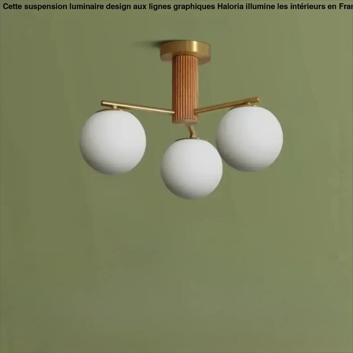 Luminaire plafonnier moderne cortix avec trois globes en verre blanc et colonne centrale en finition noyer nervurée