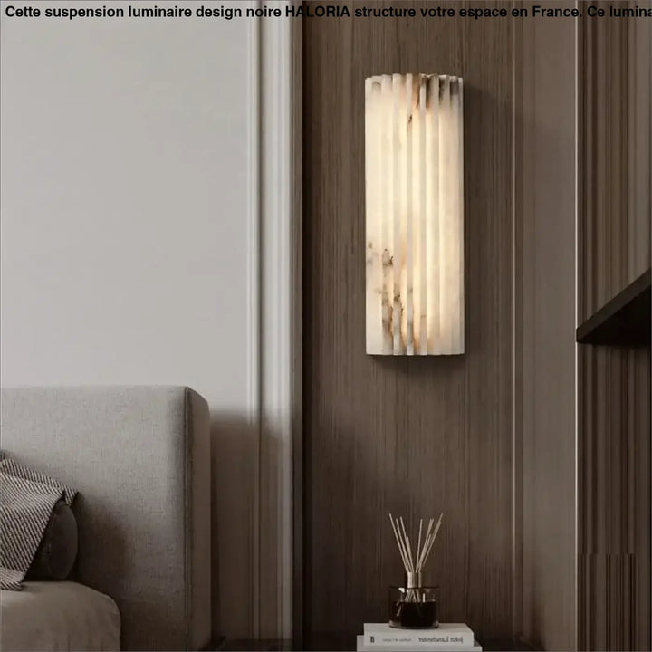 Applique murale albor en onyx blanc poli avec finition striée naturelle pour un éclairage murale design élégant
