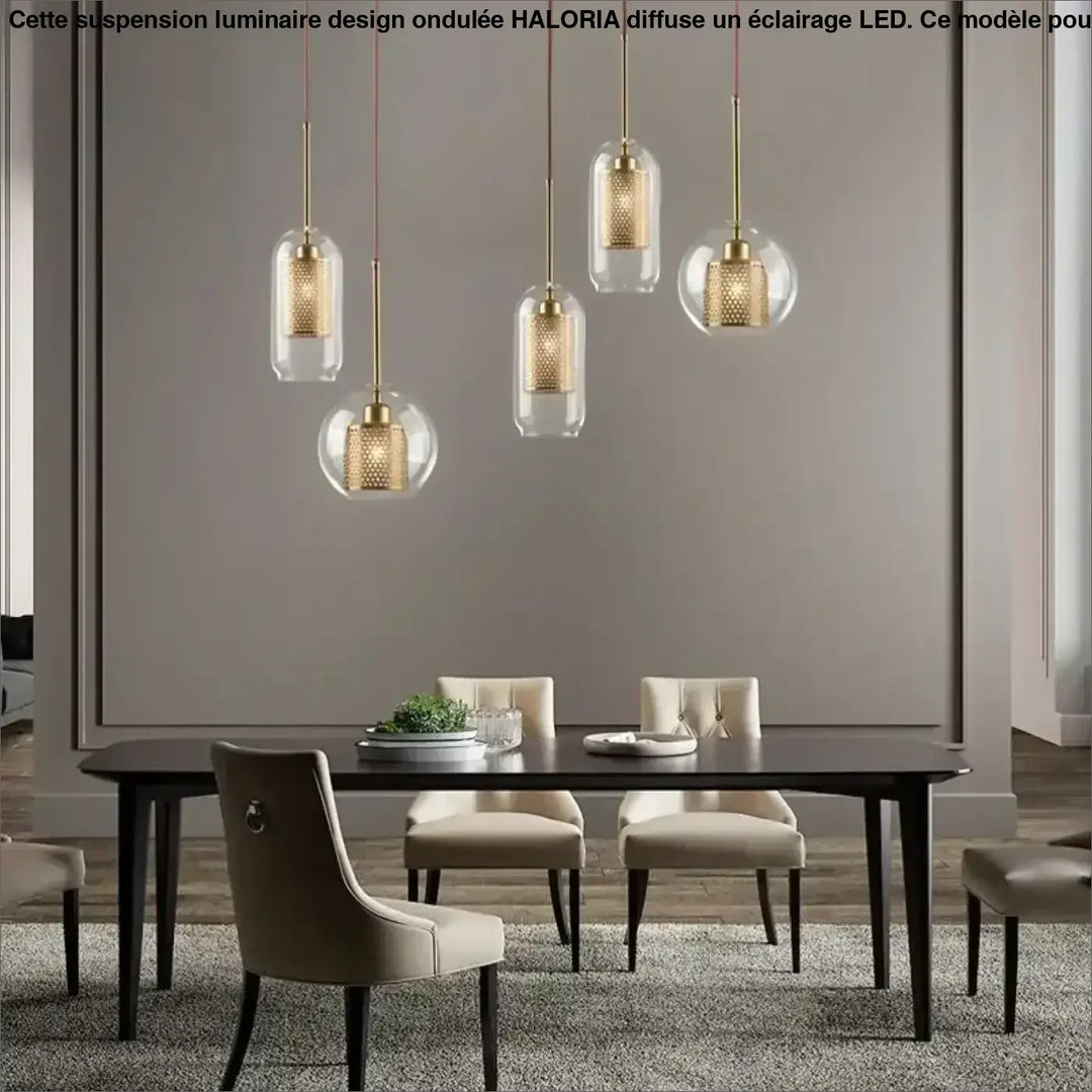 Cinq suspensions luminaires zelorr avec abat-jour en verre transparent et intérieur perforé en métal doré