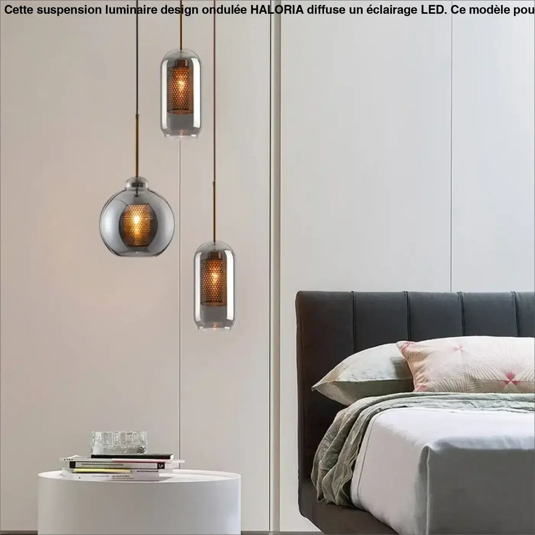 Suspension luminaire zelor avec trois suspensions modernes en verre dépoli et intérieur en maille cuivre