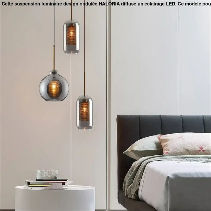 Suspension luminaire zelor avec trois suspensions modernes en verre dépoli et intérieur en maille cuivre