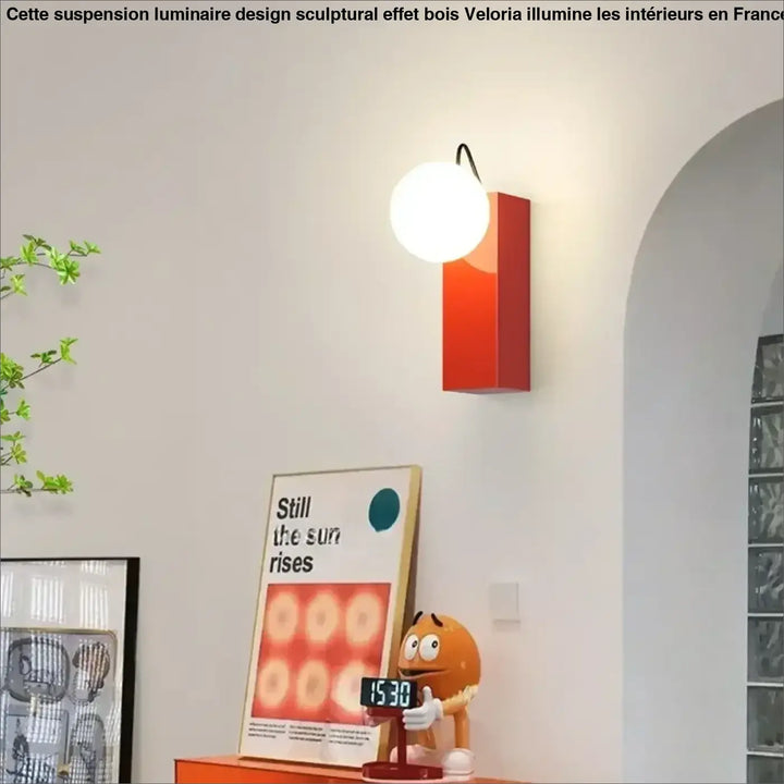 Luminaire design sculptural moderne suspension avec base rouge brillante rectangulaire et ampoule sphérique blanche veloria