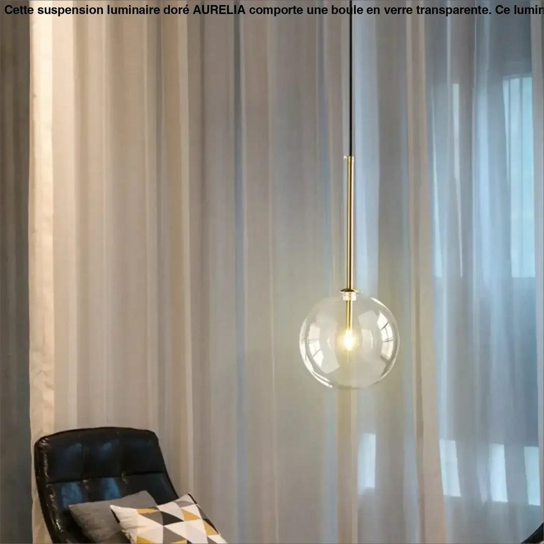Suspension luminaire doré avec une boule en verre transparente

