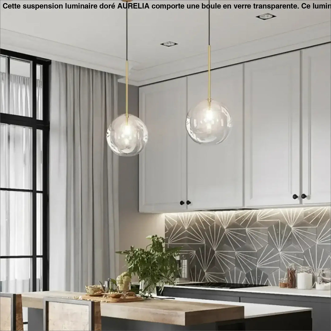 Suspension luminaire doré avec une boule en verre transparente

